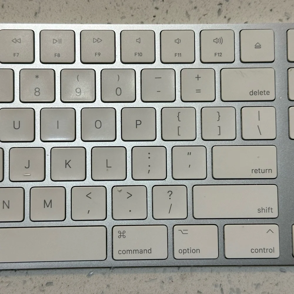 Apple Magic Keyboard with Numeric Keypad - US English / doesn’t hold charge